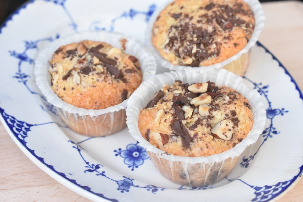 Kokosmuffins med chokolade & nødder - opskrift