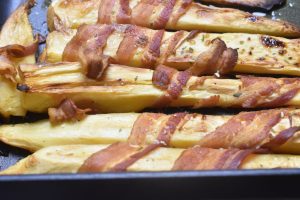 Bagte rodfrugter med bacon - pastinak i ovn