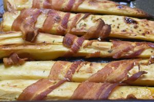 Bagte rodfrugter med bacon - pastinak i ovn
