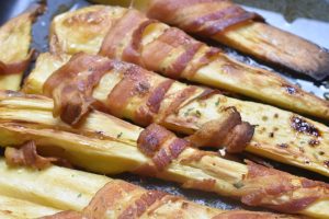 Bagte rodfrugter med bacon - pastinak i ovn