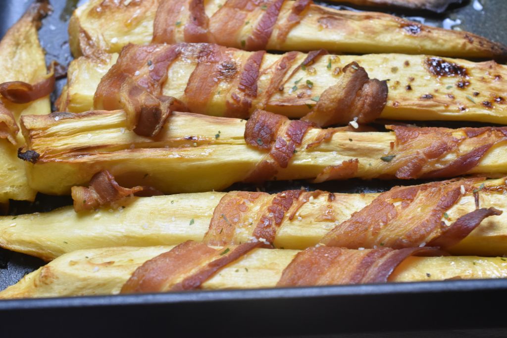 Bagte rodfrugter med bacon - pastinak i ovn