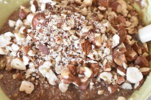 Drømmekage med nødder i toppingen - opskrift 