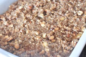 Drømmekage med nødder i toppingen - opskrift 