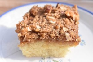 Drømmekage med nødder i toppingen - opskrift 