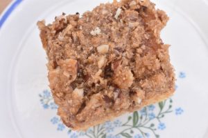 Drømmekage med nødder i toppingen - opskrift 