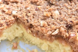 Drømmekage med nødder i toppingen - opskrift 
