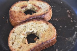Brød med æg i midten - nem toast på panden