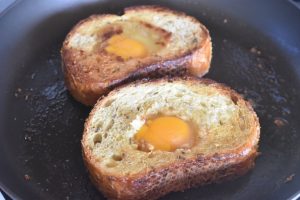 Brød med æg i midten - nem toast på panden