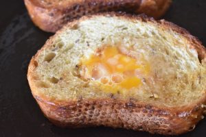 Brød med æg i midten - nem toast på panden