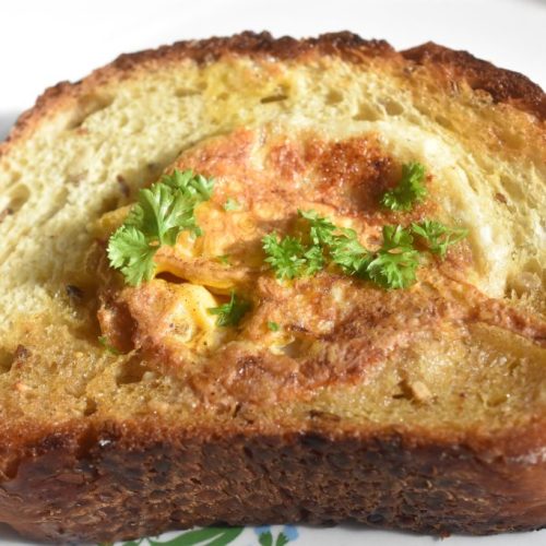 Brød med æg i midten - nem toast på panden