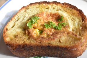 Brød med æg i midten - nem toast på panden