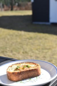 Brød med æg i midten - nem toast på panden