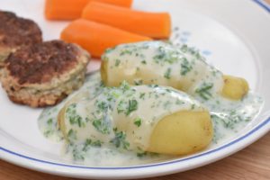 Persillesovs med frikadeller - nem opskrift på klassisk persillesauce