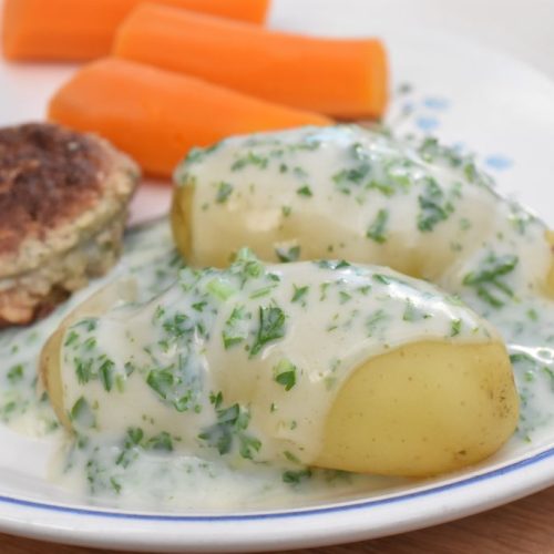 Persillesovs med frikadeller - nem opskrift på klassisk persillesauce