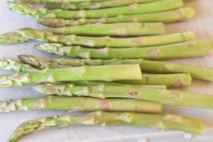 Grillede asparges med parmaskinke - opskrift 