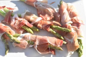 Grillede asparges med parmaskinke - opskrift 