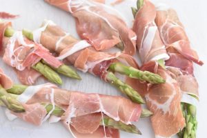 Grillede asparges med parmaskinke - opskrift 