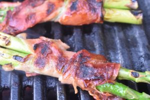 Grillede asparges med parmaskinke - opskrift 