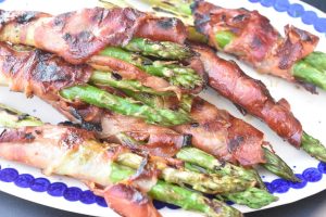 Grillede asparges med parmaskinke - opskrift 
