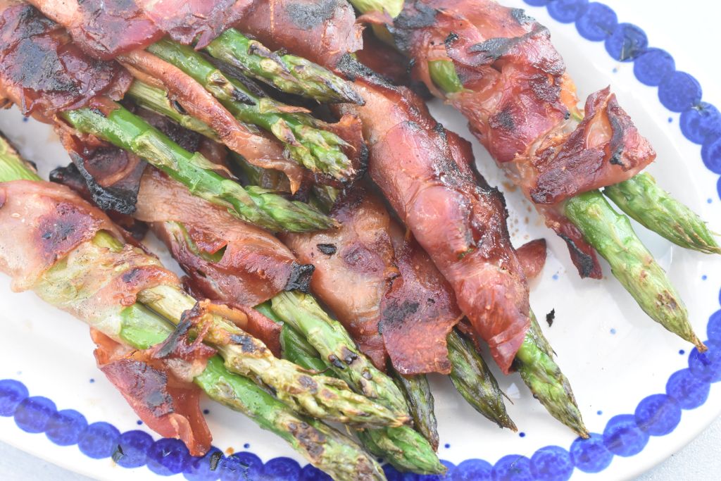 Grillede asparges med parmaskinke - opskrift