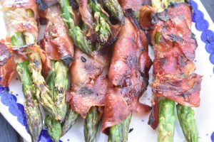 Grillede asparges med parmaskinke - opskrift 