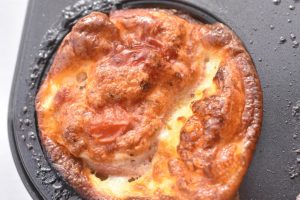 Æggemuffins med bacon og tomat - opskrift