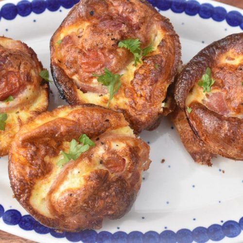 Æggemuffins med bacon og tomat - opskrift