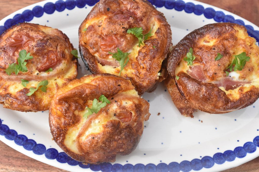Æggemuffins med bacon og tomat - opskrift