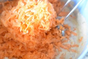 Påskelagkage med påskeæg - nem gulerodskage