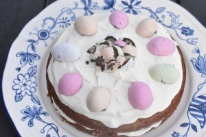 Påskelagkage med påskeæg - nem gulerodskage