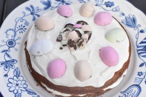 Påskelagkage med påskeæg - nem gulerodskage