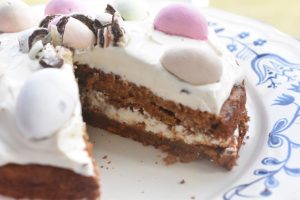 Påskelagkage med påskeæg - nem gulerodskage