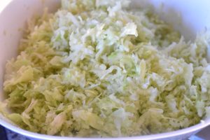 Spidskålssalat med æbler og creme fraiche