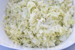 Spidskålssalat med æbler og creme fraiche