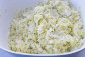 Spidskålssalat med æbler og creme fraiche