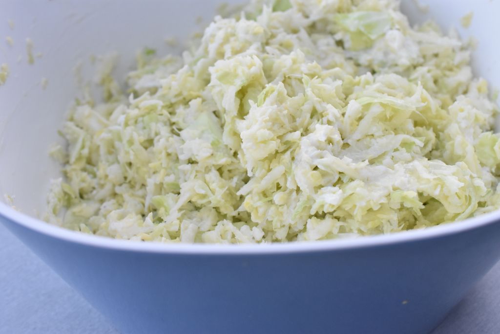 Spidskålssalat med æbler og creme fraiche