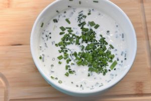 Creme fraiche dressing med citron, purløg og mayonnaise