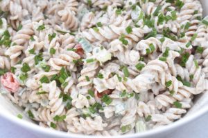 DSC_2001 • nogetiovnen.dk Cremet pastasalat med citron & purløg dressing