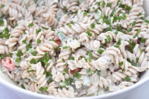 Cremet pastasalat med citron & purløg dressing