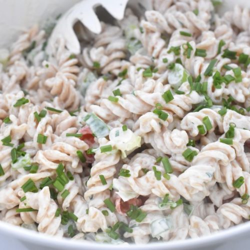 Cremet pastasalat med citron & purløg dressing