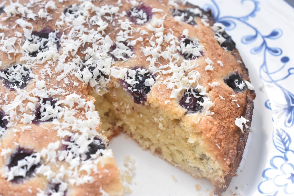 Nem blåbær kage med hvid chokolade