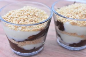 Sveske trifli med makroner og kagecreme