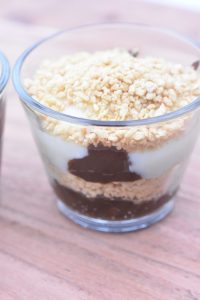 Sveske trifli med makroner og kagecreme