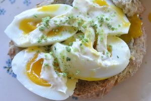 Æggemad med mayo og ramsløgsalt - opskrift