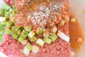 Hakkebøf på grill med bacon & pesto - saftige