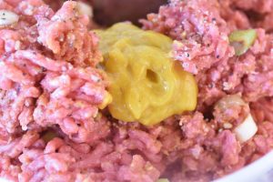 Hakkebøf på grill med pesto & bacon - saftige