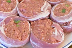 Hakkebøf på grill med pesto & bacon - saftige