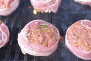 Hakkebøf på grill med pesto & bacon - saftige