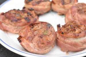 Hakkebøf på grill med pesto & bacon - saftige