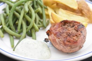 Hakkebøf på grill med pesto & bacon - saftige